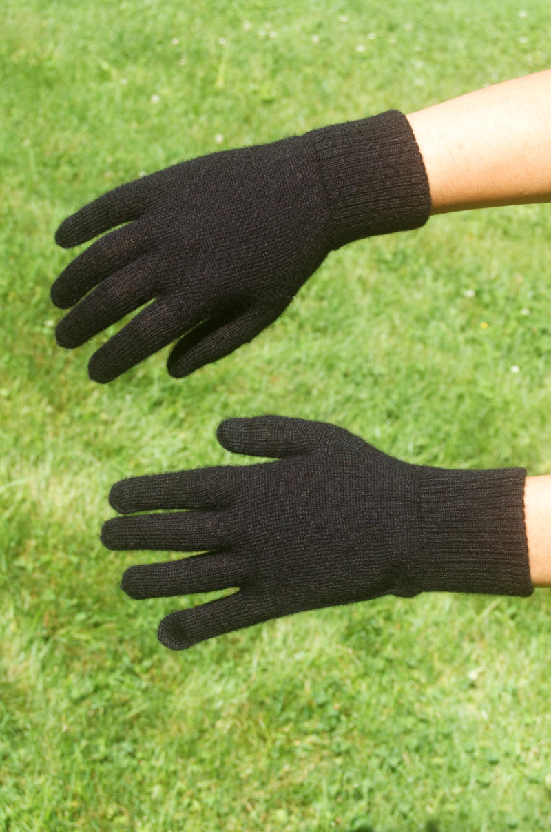 black knit gloves